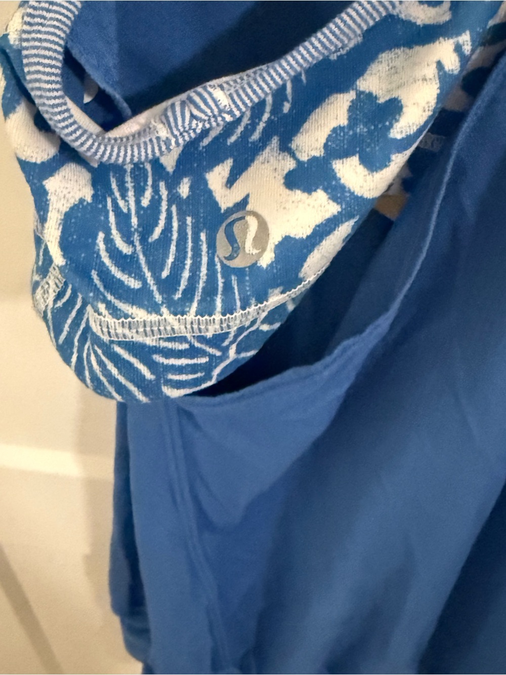Lululemon No Limits Tank Top Blue Floral Built In Bra Racerback Yoga Top Size 8 - Picture 5 of 5